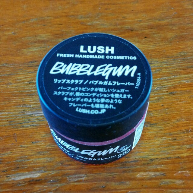 LUSH(ラッシュ)のlash　リップスクラブ/バブルガムフレーバー コスメ/美容のスキンケア/基礎化粧品(リップケア/リップクリーム)の商品写真