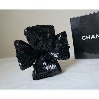 シャネル(CHANEL)の正規 激レア シャネル ブラックスパンコール クローバー型ブローチ 黒 リーフ(ブローチ/コサージュ)