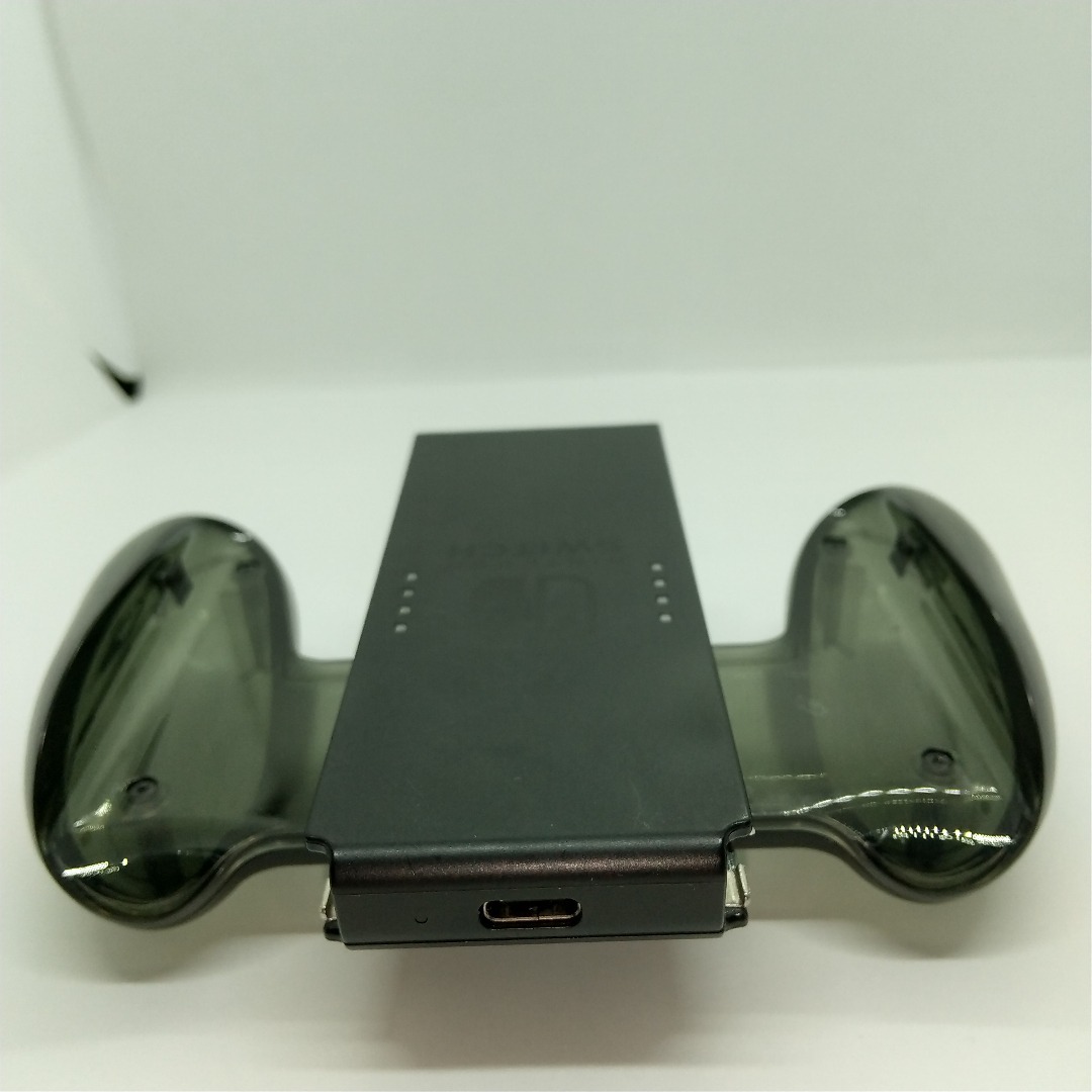 Nintendo Switch(ニンテンドースイッチ)のジョイコン　②充電グリップ＆黒ストラップ2本　クリアブラック　透明黒　任天堂純正 エンタメ/ホビーのゲームソフト/ゲーム機本体(家庭用ゲーム機本体)の商品写真
