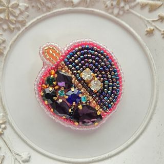 【毒リンゴのブローチ】ハンドメイド ビーズ刺繍 アンティーク 白雪姫 フルーツ