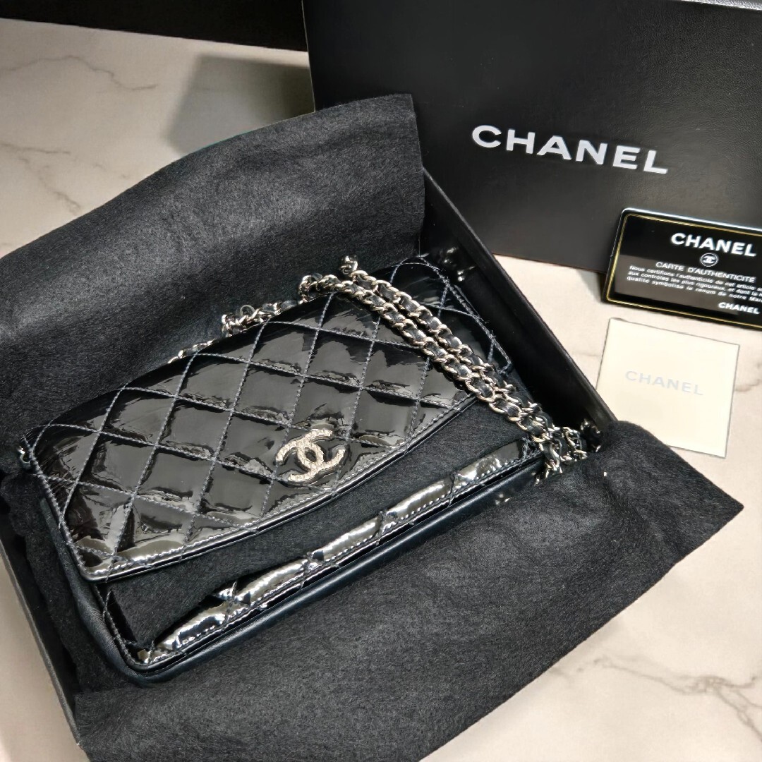 CHANEL(シャネル)のシャネル ブリリアント パテントレザー チェーンウォレット ブラック レディースのバッグ(ショルダーバッグ)の商品写真