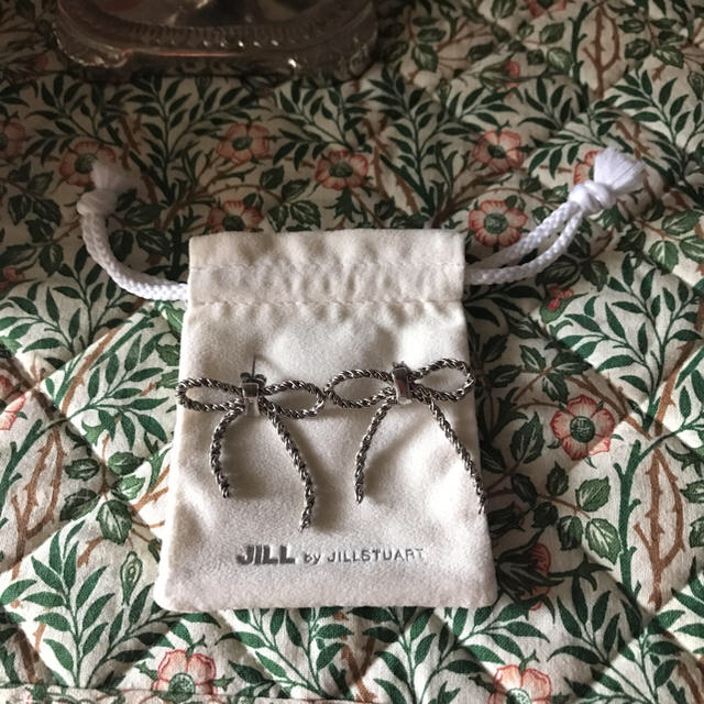 JILL by JILLSTUART(ジルバイジルスチュアート)のjill by jillstuart ジルバイジルスチュアート リボン ピアス レディースのアクセサリー(ピアス)の商品写真