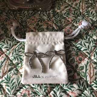 ジルバイジルスチュアート(JILL by JILLSTUART)のjill by jillstuart ジルバイジルスチュアート リボン ピアス(ピアス)