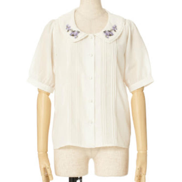 F i.n.t(フィント)のフィント すみれ刺繍ブラウス レディースのトップス(シャツ/ブラウス(半袖/袖なし))の商品写真