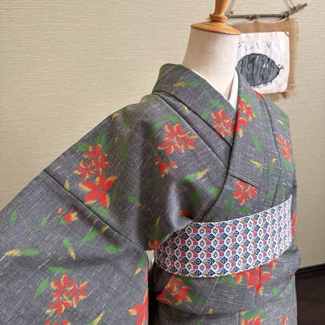 き737】紬 着物 グレー地 赤花模様 緑葉 絣調 柔らかい風合い 正絹 袷  レディースの水着/浴衣(着物)の商品写真