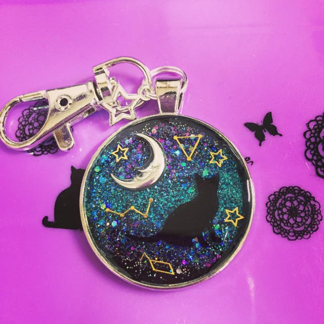 UVレジン 三日月と星座と黒猫 宇宙塗りキーホルダー | フリマアプリ ラクマ