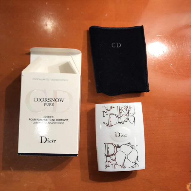 Dior(ディオール)のDIORSNOW ディオールスノー限定デザインコンパクトケース コスメ/美容のベースメイク/化粧品(ファンデーション)の商品写真