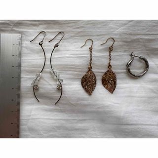 クリスタルビーズとリーフデザインのピアスセット