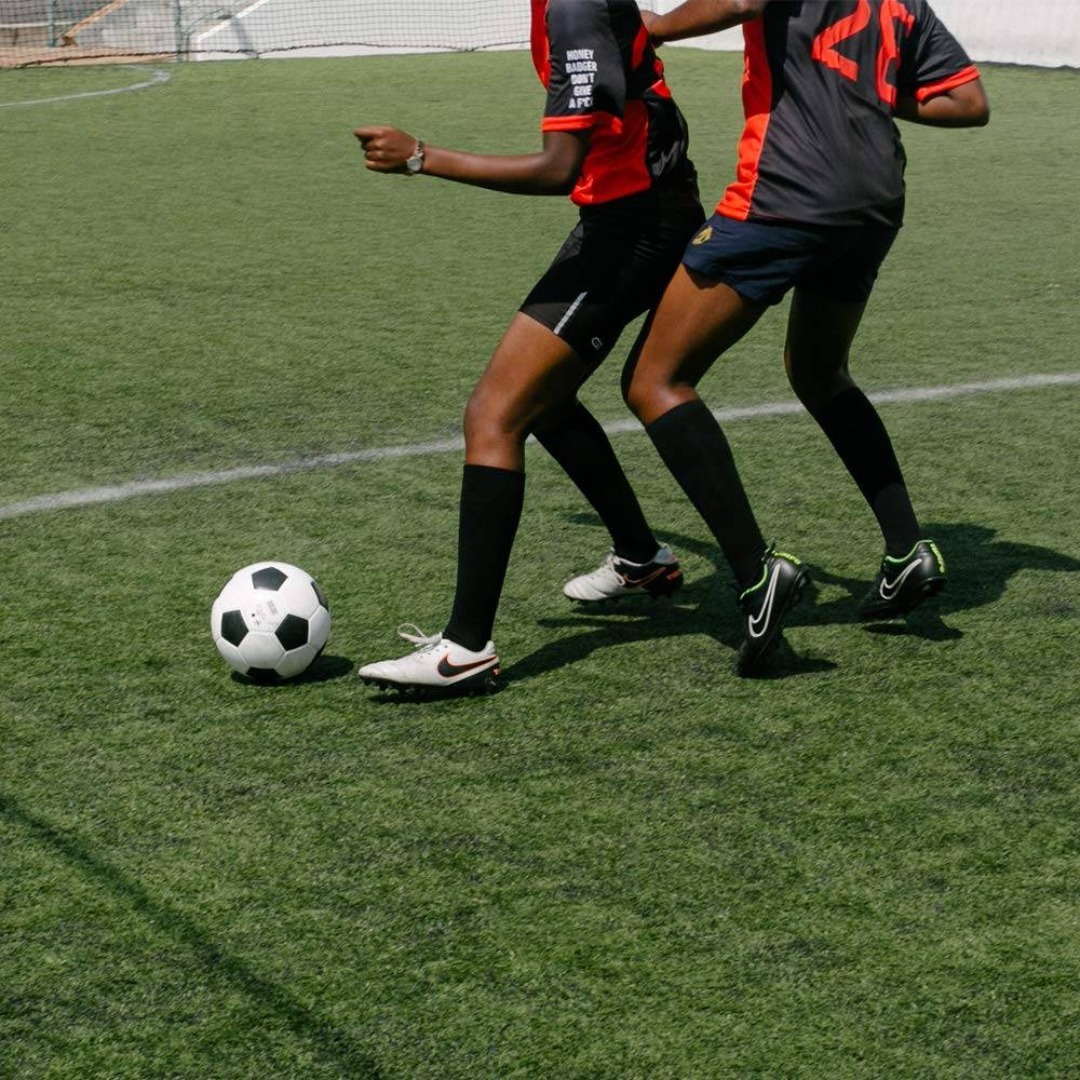 サッカーボール 4号 soccer ball ブラックホワイト 子供 中学生向け スポーツ/アウトドアのサッカー/フットサル(その他)の商品写真