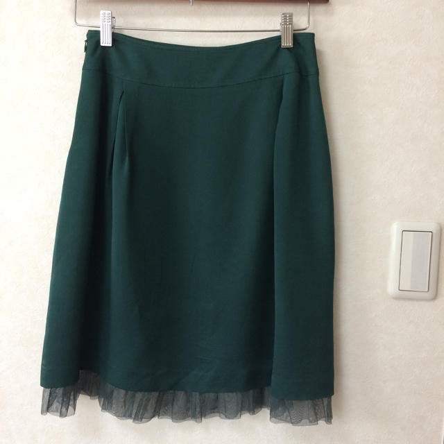 TOMORROWLAND(トゥモローランド)のディープグリーン シルクスカート レディースのスカート(ひざ丈スカート)の商品写真