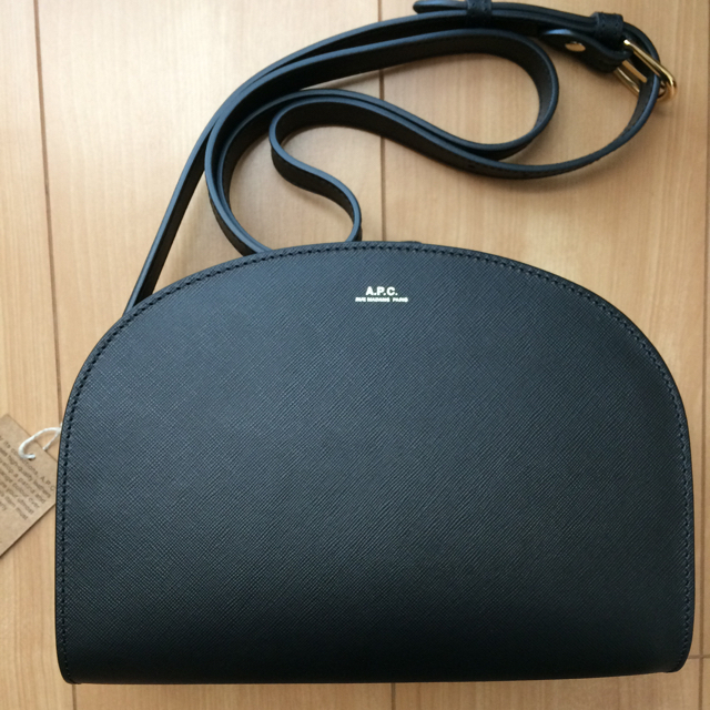 天然皮革ですので素材特有のAPC ハーフムーン ブラック - ショルダーバッグ 天然皮革ですので素材特有のAPC ハーフムーン ブラック - ショルダーバッグ