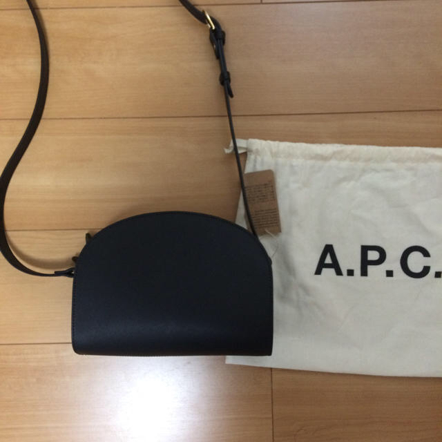A.P.C(アーペーセー)の新品 エンボス加工  ハーフムーンバッグブラック レディースのバッグ(ショルダーバッグ)の商品写真