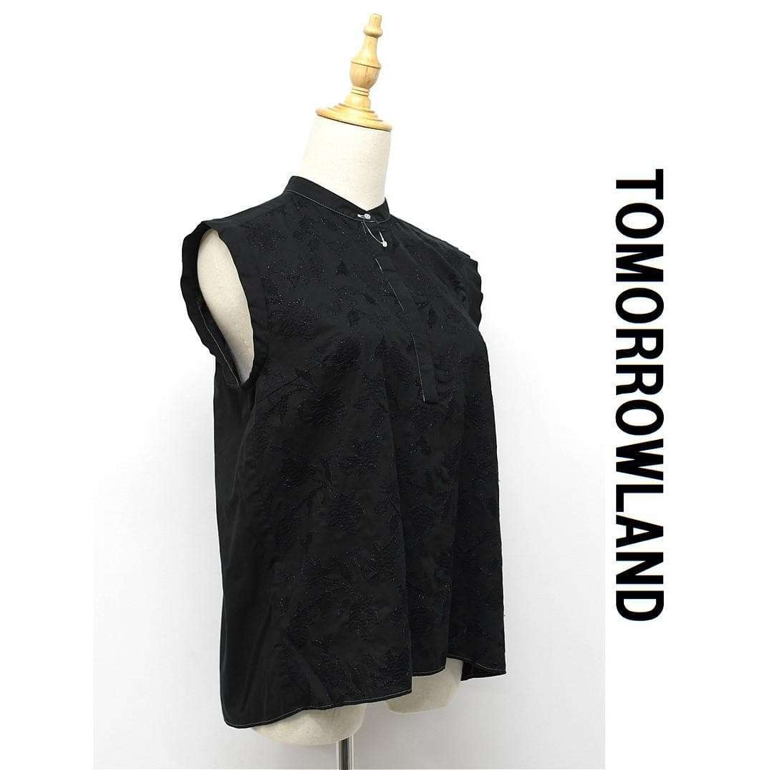 TOMORROWLAND(トゥモローランド)のW173/TOMORROWLAND ノースリーブブラウス 黒染め 花柄 36 黒 レディースのトップス(シャツ/ブラウス(半袖/袖なし))の商品写真