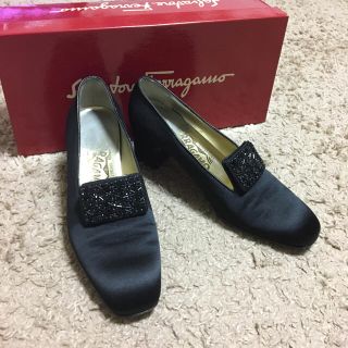 サルヴァトーレフェラガモ(Salvatore Ferragamo)の美品フェラガモ ビーズビジュー付きサテンパンプス4 1/2D黒(ハイヒール/パンプス)