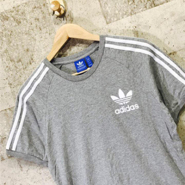 adidas(アディダス)のアディダス 3ストライプ ロゴプリントTシャツ/カットソー グレー L メンズのトップス(Tシャツ/カットソー(半袖/袖なし))の商品写真