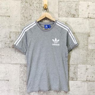 アディダス(adidas)のアディダス 3ストライプ ロゴプリントTシャツ/カットソー グレー L(Tシャツ/カットソー(半袖/袖なし))