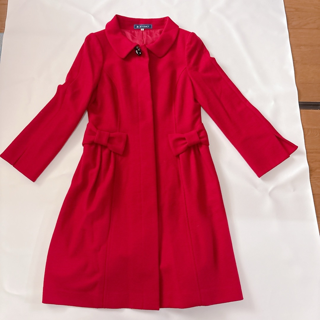 M'S GRACY(エムズグレイシー)のエムズグレイシー リボンコート　赤　レッド　リボン　コート　サイズ40（Ｌ相当） レディースのジャケット/アウター(ロングコート)の商品写真