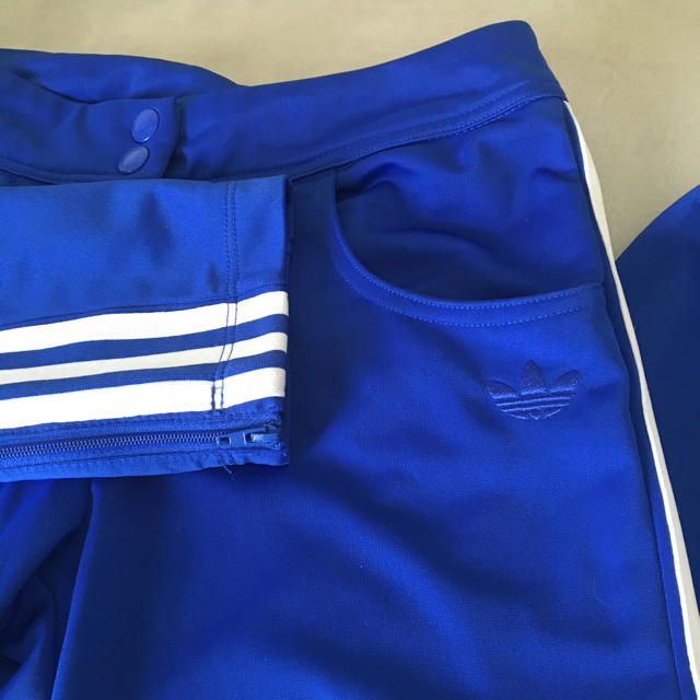 adidas(アディダス)のadidasoriginals☆青3本ライン裾ジップジャージ美品S レディースのパンツ(その他)の商品写真