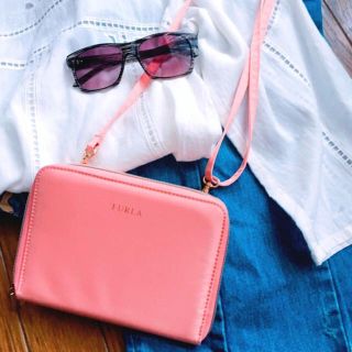 フルラ(Furla)のFURLA ストラップつきマルチケース(ポーチ)