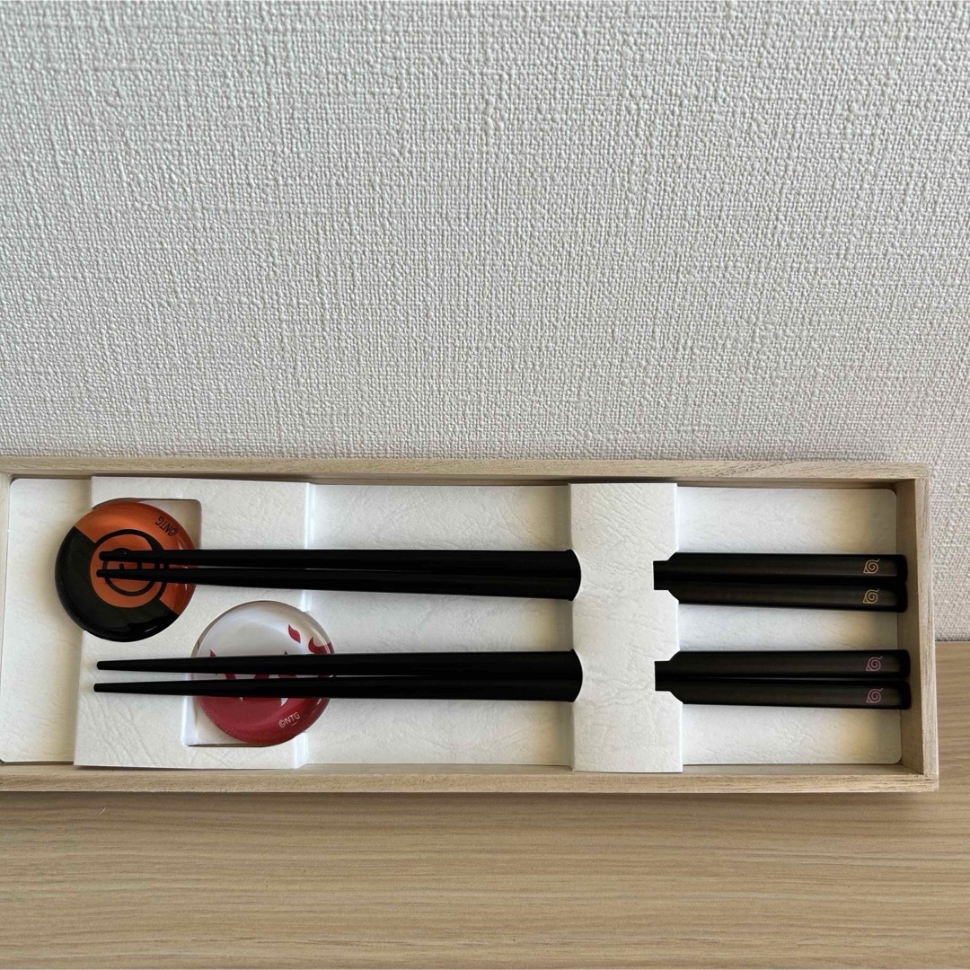 NARUTO THE GALLERY 20周年限定　桐箱入り 箸置き　箸セット エンタメ/ホビーのおもちゃ/ぬいぐるみ(キャラクターグッズ)の商品写真