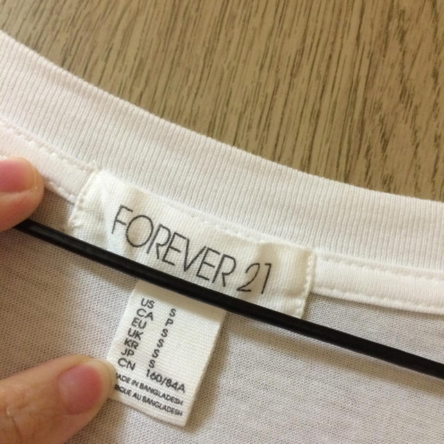 FOREVER 21(フォーエバートゥエンティーワン)のFOROEVER 21 ホワイトTシャツ レディースのトップス(Tシャツ(半袖/袖なし))の商品写真