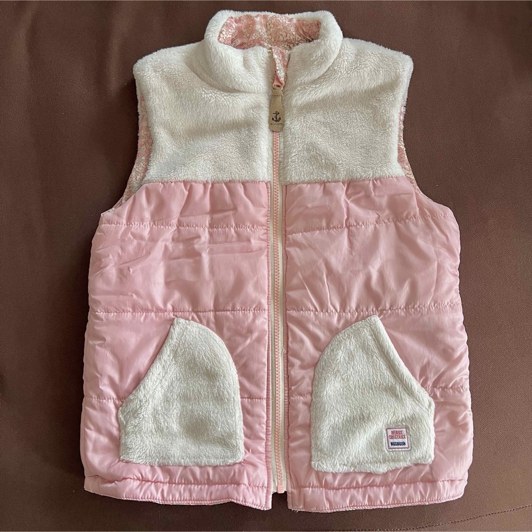 HusHush(ハッシュアッシュ)の美品130cm ハッシュアッシュ　リバーシブル　ダウンベスト　花柄　ピンク キッズ/ベビー/マタニティのキッズ服女の子用(90cm~)(ジャケット/上着)の商品写真