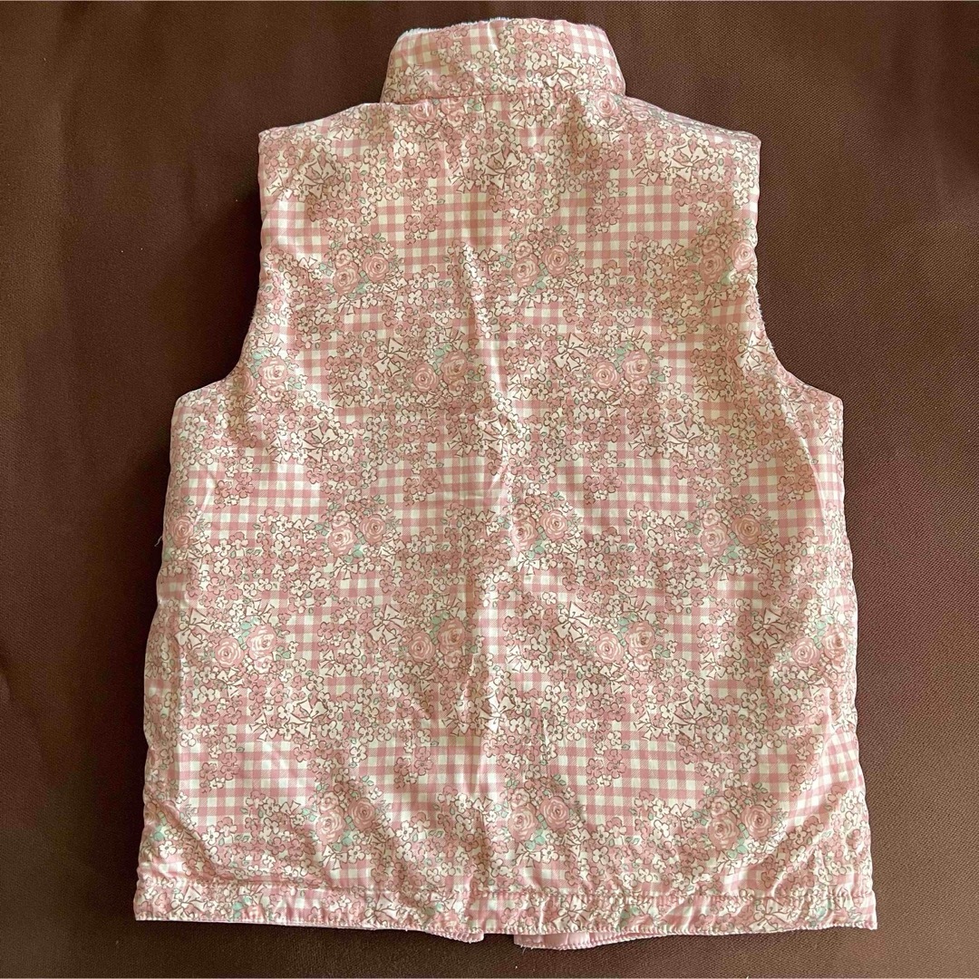 HusHush(ハッシュアッシュ)の美品130cm ハッシュアッシュ　リバーシブル　ダウンベスト　花柄　ピンク キッズ/ベビー/マタニティのキッズ服女の子用(90cm~)(ジャケット/上着)の商品写真