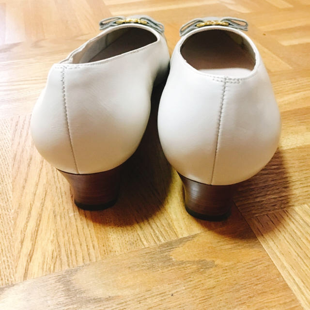 Salvatore Ferragamo(サルヴァトーレフェラガモ)の♡ゆーみーさま専用ページ♡フェラガモ オフホワイト パンプス レディースの靴/シューズ(ハイヒール/パンプス)の商品写真