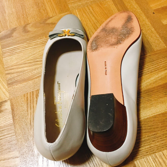 Salvatore Ferragamo(サルヴァトーレフェラガモ)の♡ゆーみーさま専用ページ♡フェラガモ オフホワイト パンプス レディースの靴/シューズ(ハイヒール/パンプス)の商品写真