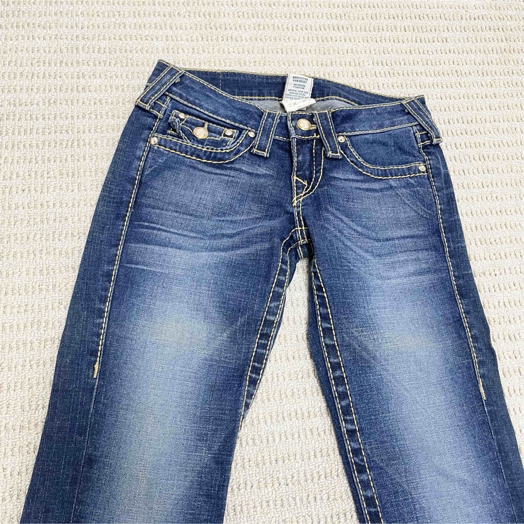 True Religion(トゥルーレリジョン)のトゥルーレリジョン BIG T 3本 ステッチ ローライズ ストレート デニム黄 レディースのパンツ(デニム/ジーンズ)の商品写真
