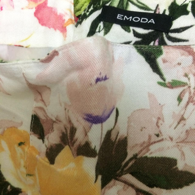 EMODA(エモダ)のEMODA 花柄タイトスカート レディースのスカート(ミニスカート)の商品写真
