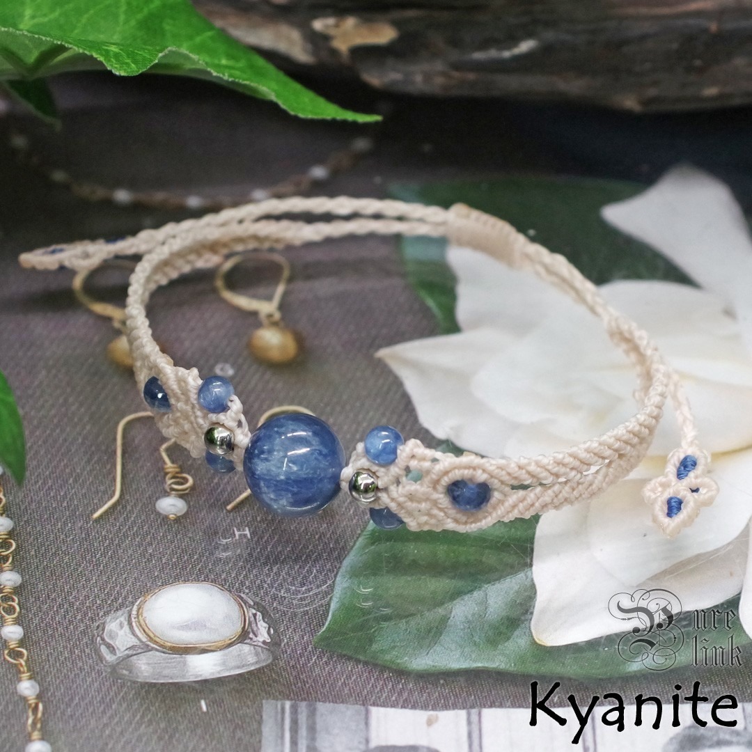 カイヤナイト12mm マクラメブレスレット（ブラジル産 濃青） ハンドメイドのアクセサリー(ブレスレット/バングル)の商品写真