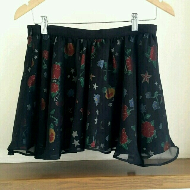 RODEO CROWNS(ロデオクラウンズ)のRODEO CROWNS ★フローラルフラッシュスカート レディースのスカート(ミニスカート)の商品写真
