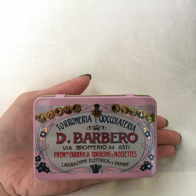 Les Merveilleuses LADUREE(レメルヴェイユーズラデュレ)のインスタ映え イタリア 小物 空き缶 バルベロチョコレート ローズミニ缶  インテリア/住まい/日用品のインテリア小物(小物入れ)の商品写真