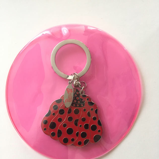 MOMA(モマ)の新品 未開封 草間彌生 キーホルダー ミニ封筒 かぼちゃYAYOI KUSAMA レディースのファッション小物(キーホルダー)の商品写真