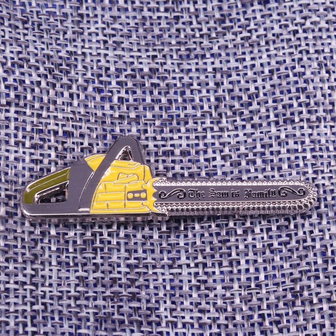 新品　悪魔のいけにえ テキサス・チェーンソー ピンブローチ ピンバッジ ピンズ エンタメ/ホビーのアニメグッズ(バッジ/ピンバッジ)の商品写真