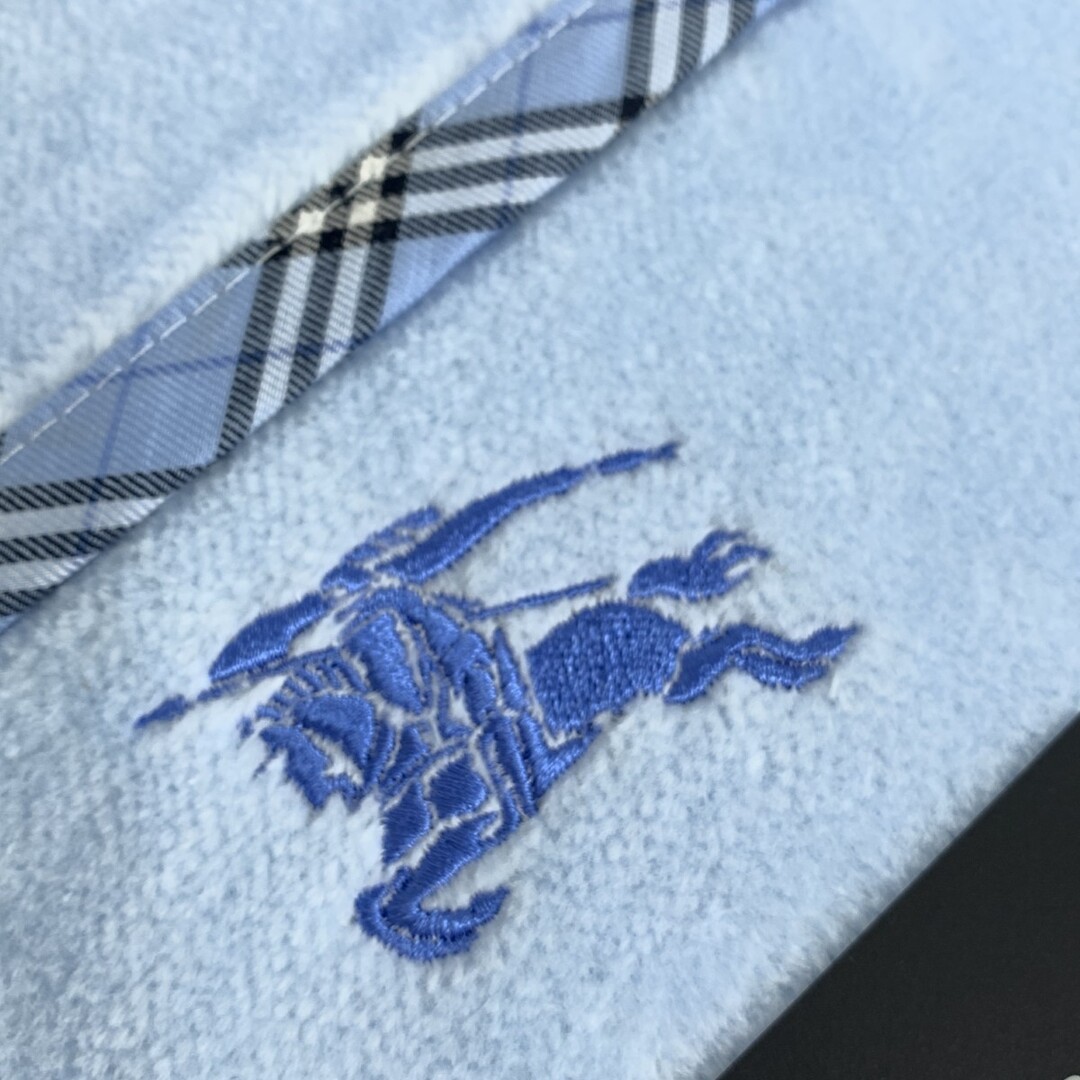 BURBERRY(バーバリー)のBURBERRY LONDON バーバリーロンドン コットンボアシーツ1枚のみ 140×240 ホースロゴ/ノバチェック/西川産業/コットン/ライトブルー      / 240001174825 インテリア/住まい/日用品の寝具(シーツ/カバー)の商品写真