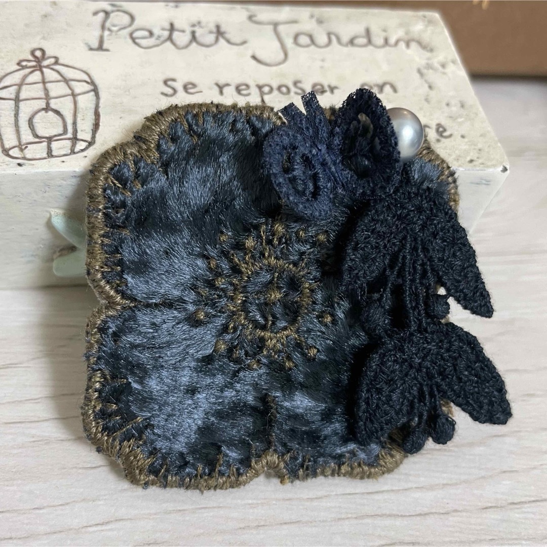 ミナペルホネンハンドメイドブローチ＊秋冬色のアネモネブローチ　アクセサリー レディースのアクセサリー(ブローチ/コサージュ)の商品写真