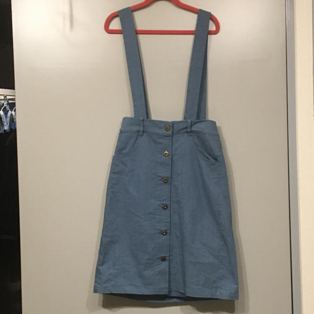 Crisp(クリスプ)のcrispサス付き前ボタンデニムスカート美品 レディースのスカート(ひざ丈スカート)の商品写真