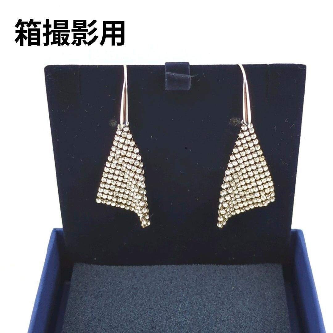 SWAROVSKI(スワロフスキー)のSWAROVSKI 三角形 ラインストーン ピアス シルバー フック レディースのアクセサリー(ピアス)の商品写真
