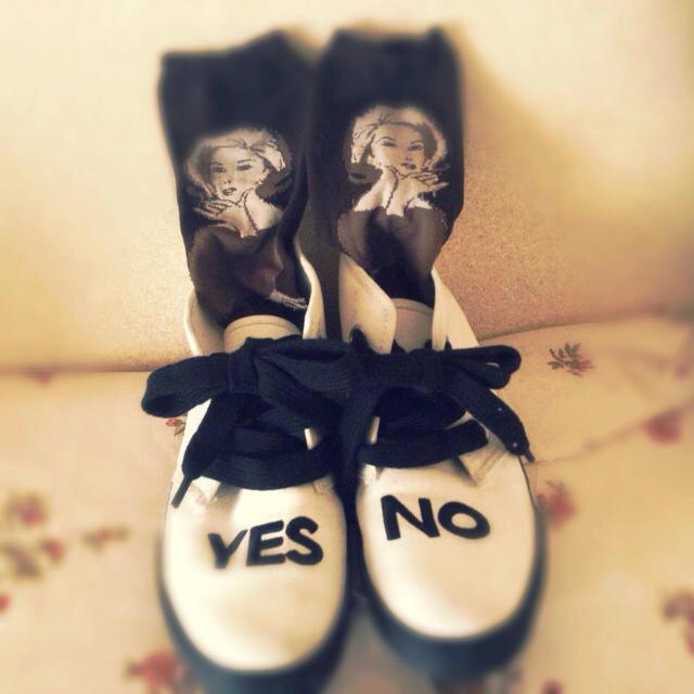 yes no 白シューズ