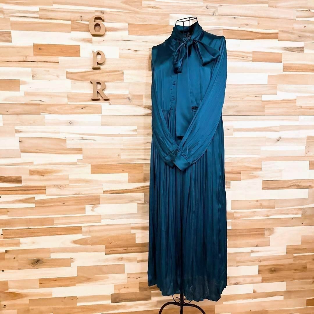 ZARA(ザラ)の【ザラ】タイ付き サテン プリーツ ロング ドレス ワンピース 長袖 S 緑 レディースのワンピース(ロングワンピース/マキシワンピース)の商品写真