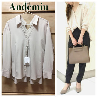 アンデミュウ(Andemiu)の2日間限定値下げ✳︎Andemiu✳︎新品 襟付きVバックブラウス(シャツ/ブラウス(長袖/七分))