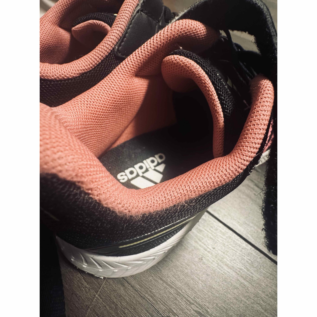 adidas(アディダス)のadidasブラック／ピンクスニーカー キッズ/ベビー/マタニティのキッズ靴/シューズ(15cm~)(スニーカー)の商品写真