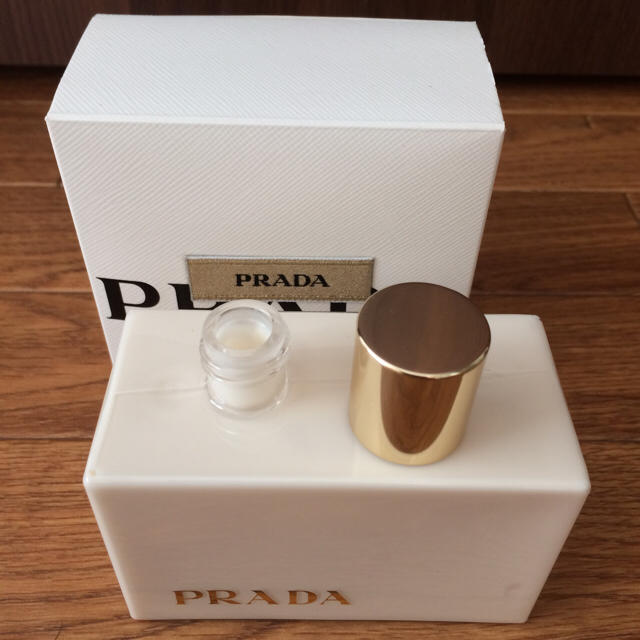 PRADA(プラダ)のPRADA ロー アンブレー ボディーローション 200ml コスメ/美容のボディケア(ボディローション/ミルク)の商品写真