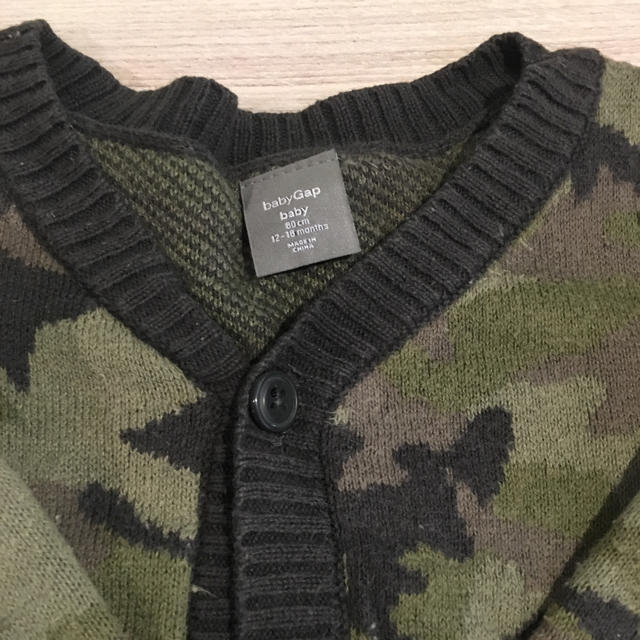 babyGAP(ベビーギャップ)のベビーGAP 迷彩カーディガン キッズ/ベビー/マタニティのベビー服(~85cm)(カーディガン/ボレロ)の商品写真