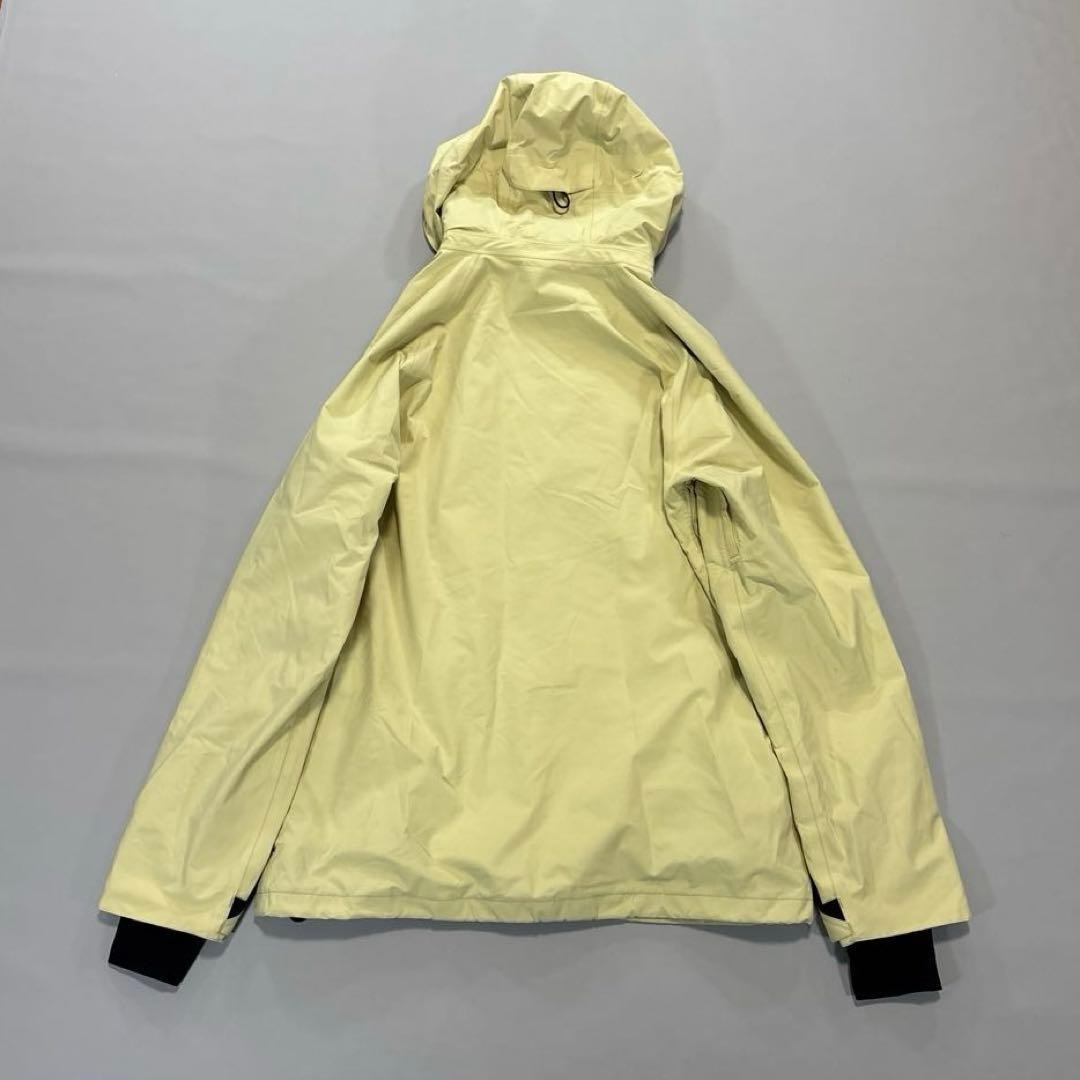 volcom(ボルコム)のボルコム　ゴアテックス　スノボジャケット　ベージュ系　日本サイズLL以上 スポーツ/アウトドアのスノーボード(ウエア/装備)の商品写真