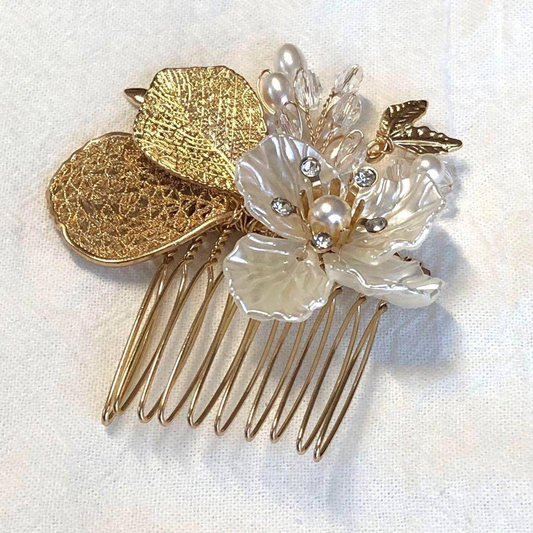 髪飾り フラワー ホワイト ゴールド ヘアコーム ヘアアクセ 卒業式 発表会 レディースのヘアアクセサリー(その他)の商品写真