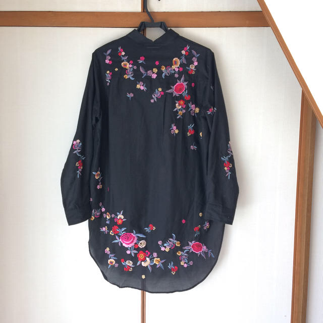 ZARA(ザラ)の黒・刺繍シャツ ZARA 未使用  レディースのトップス(シャツ/ブラウス(長袖/七分))の商品写真