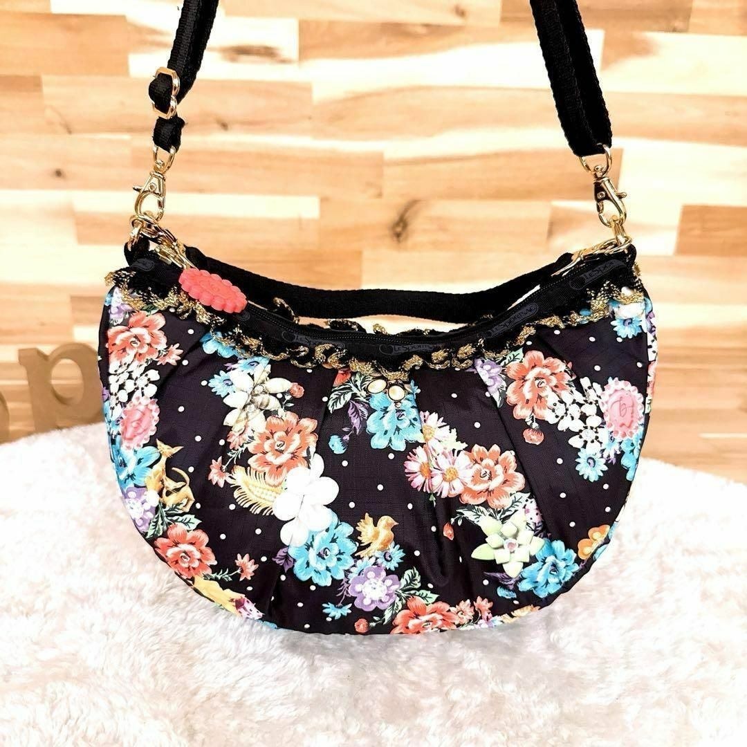 LeSportsac(レスポートサック)の【レスポートサック×ベネフィット】ラメ フリル 花柄ショルダーバッグ黒×カラフル レディースのバッグ(ショルダーバッグ)の商品写真